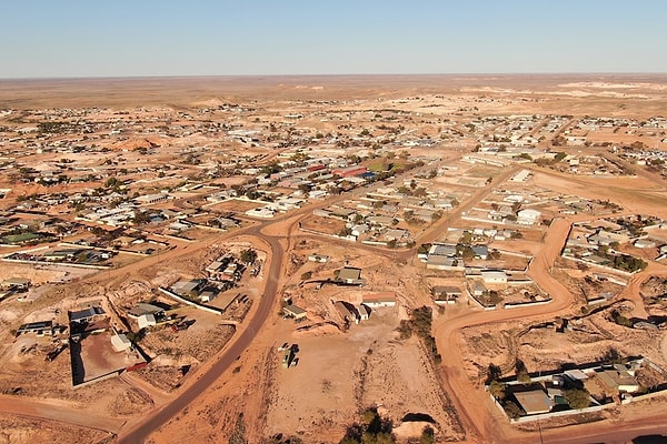 Bu işaretler neredeyse 2 bin 500 kişinin yaşadığı Coober Pedy kasabasına ulaştığınızın bir göstergesidir.