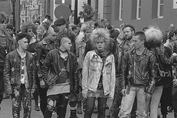 Punk hareketi 1970'lerin ortalarında toplumsal normlara bir tepki olarak, meydan okuma, bireysellik ve sürekli şekil değiştiren bir dünyada özgünlüğe duyulan özlemin derin bir ifadesi olarak ortaya çıktı.