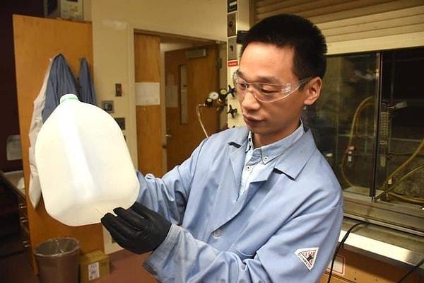Virginia Tech'ten bilim insanları, polietileni sabun, deterjan ve diğer değerli ürünlerin temel bileşiği olan yağ asitlerini, plastikten elde etmek için bir sistem kurdu.