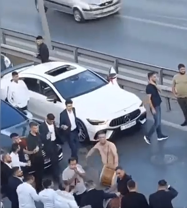 Dün akşam saatlerinde onlarca arabaya ev sahipliği yapan düğün konvoyu, İstanbul'un en işlek caddelerinden birinde yolu kapatıp eğlenceye devam ettiler.