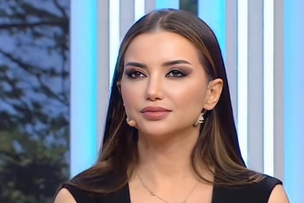 Uzman Klinik Psikolog Esra Ezmeci'yi televizyon ekranlarından iyi tanıyoruz. kadınlarda dişil enerjiyi yükseltmek için verdiği tuzlu su önerisiyle de öne çıkan bir isim.