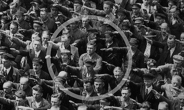 13 Haziran 1936’da çekilen bu fotoğrafı eminiz görmüşsünüzdür, peki bu “cesur adamın” hikayesini biliyor musunuz? August Landmesser, bir tersane işçisidir ve bu işi bulabilmek adına 1931’de Nazi Partisi’ne üye olsa da 2 yıl sonra Yahudi Irma Eckler’e gönlünü kaptırır.