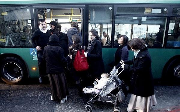 Söz konusu yasak, İsrail'de aşırı dindar grupların dini hassasiyetlerini gerekçe göstererek kadınlarla kız çocuklarının otobüsün arkasında oturmasını ve uçağa alınmamasını önerdiği bir dönemde gündeme geldi.