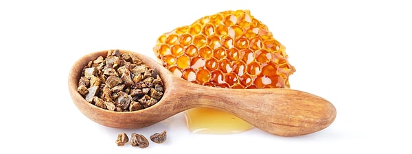 Propolis, cilt bakım rutininize ekleyebileceğiniz bir bileşendir ve cildinize sağlıklı bir parlaklık kazandırır.