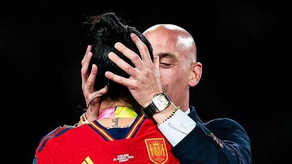 Dünya Kupası ödül töreninde, takımın forvet oyuncusu Jenni Hermoso’yu izinsiz bir şekilde dudağından öpen Luis Rubiales, daha sonra bunun 'karşılıklı' olduğunu söyleyerek kendini savunmuştu.