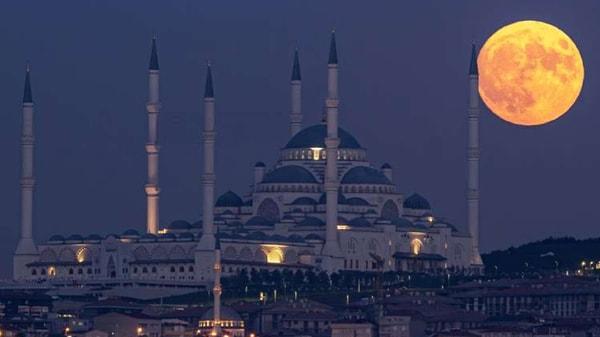 İstanbul’da, Ay’ın Dünya’ya en yakın konumda olduğu, ‘Mavi Ay’ gökyüzünde görsel şölen oluşturdu.
