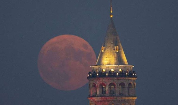 Ağustos ayının ilk dolunayı 1 Ağustos’ta gerçekleşirken, 30 Ağustos’ta ortaya çıkan ikinci tam süper Ay, Mavi Ay olarak tanımlanıyor.