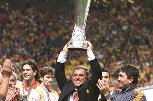 Galatasaray; UEFA Kupası'nı alarak taçlandırdığı 1999-2000 sezonuna Şampiyonlar Ligi'nde başlamıştı.
