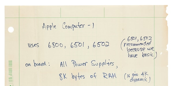 1976 tarihli belgede Jobs, şirketin piyasaya sürdüğü ilk ticari bilgisayar olan ve bugün koleksiyoncular tarafından aranan en özel teknoloji parçaları arasında yer alan Apple-1 bilgisayarına ilişkin teknik bilgiler yer alıyor.