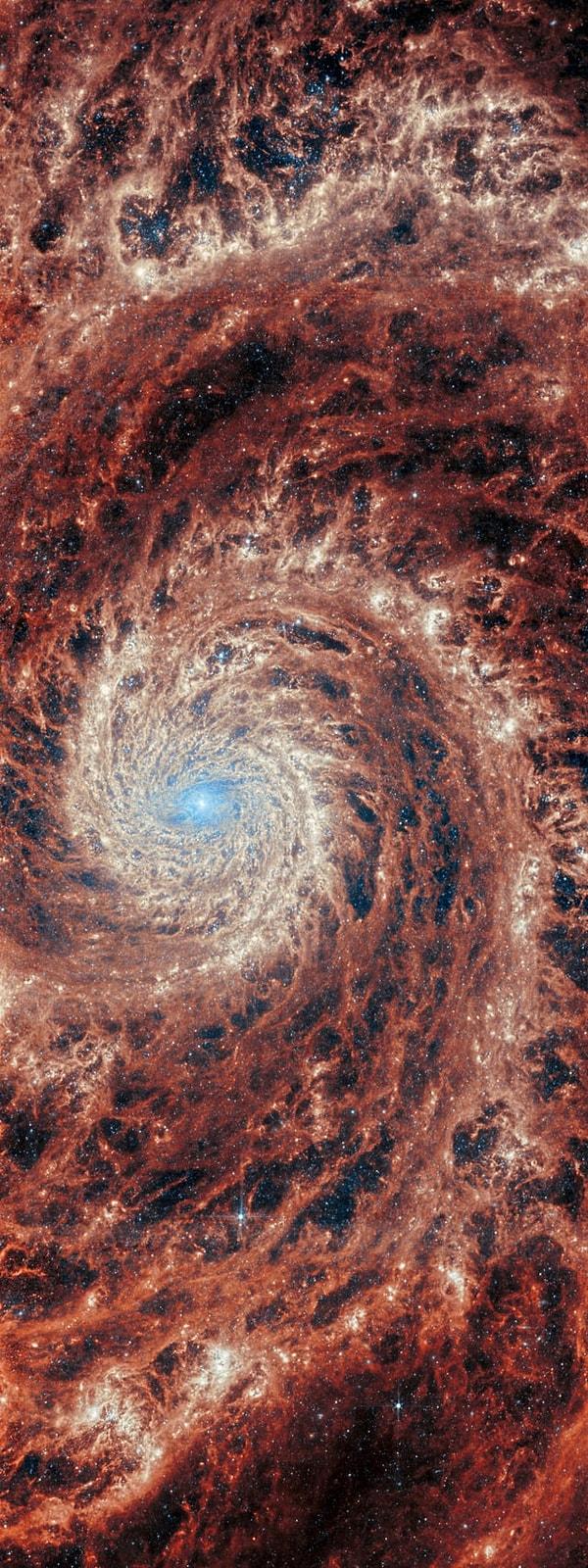 17. Webb teleskobunun gösterdiği büyük tasarım sarmal galaksisinin görüntülenmiş hali👇