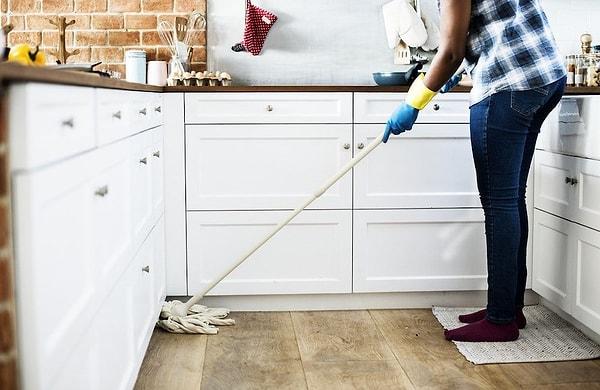 Ev temizliğine en az kullandığınız odadan başlamalısınız. Daha az kirli olan odadan başlayarak temizliğinizi kolaylaştırabilirsiniz.