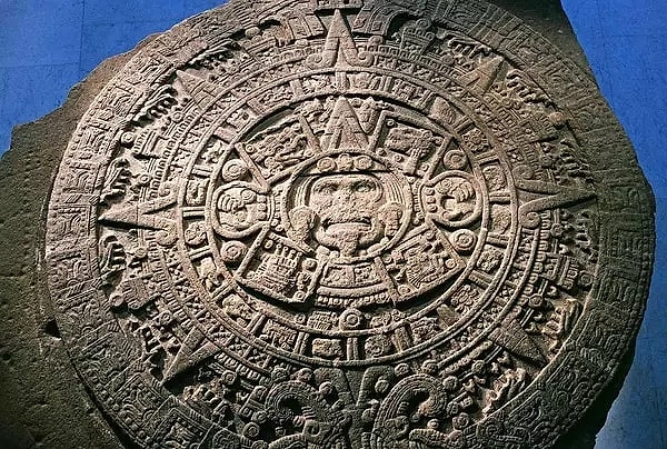 Azteklerin inanışına göre güneşin her gün yeniden doğabilmesi ve karanlığı yenmesi için enerjiye ihtiyacı vardı.