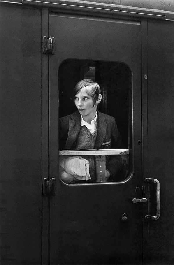 8. Fotoğrafçı Eva Rubinstein eseri: "Trende Genç Kadın" (İngiltere, 1969)