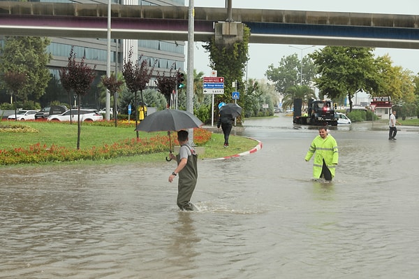 Vatandaşların sağanak ve gök gürültülü sağanak yağışa karşı uyarıldığı açıklamada şunlar kaydedildi: