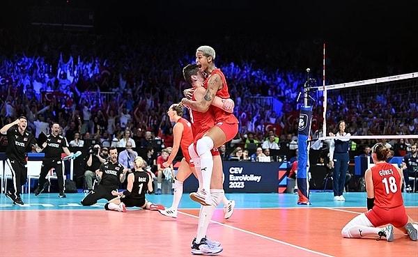 A Milli Kadın Voleybol Takımımız, bu akşam Avrupa Voleybol Şampiyonası finalinde Sırbistan takımını 3-2 skorlar mağlup ederek altın madalyayı kazandı, bizler de bayrakları astık!