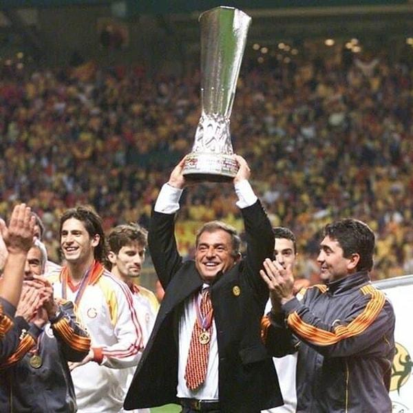 O yıl Fenerbahçe için şampiyonluk hasreti çektiği bir seneydi. Ardından Galatasaray UEFA kupasını kaldırdı.