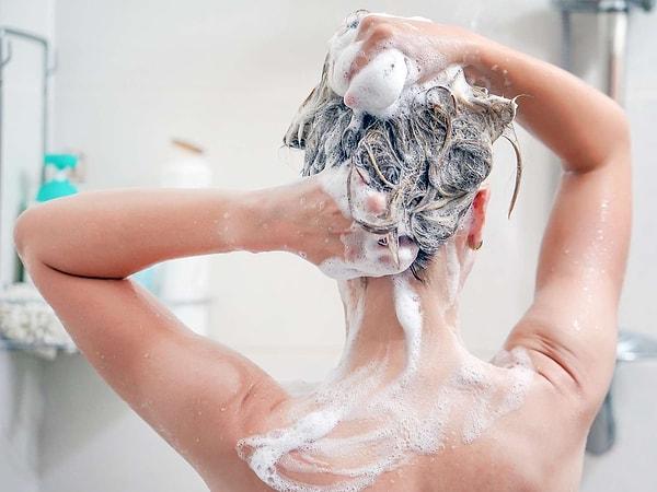 Saçları sıcak suyla yıkamak cildi kurutarak dökülmesine neden oluyor. Bu yüzden uzmanlar saçların sıcak suyla yıkanmasını önermiyor.