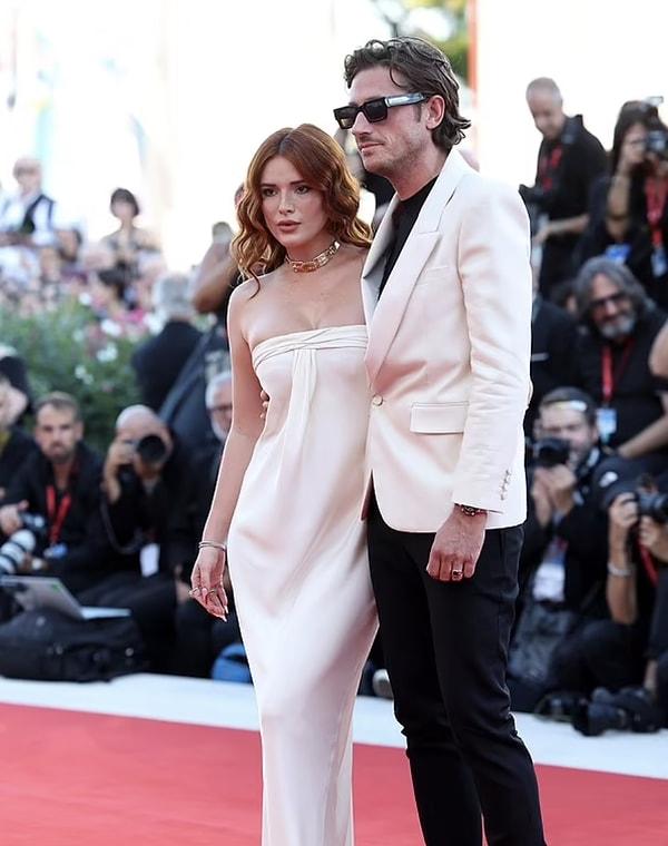 80. Venedik Film Festivali’nin galasına nişanlısı Mark Emms'le katılan 25 yaşındaki oyuncu fildişi elbisesiyle göz alıcı bir görünüm sergiledi.