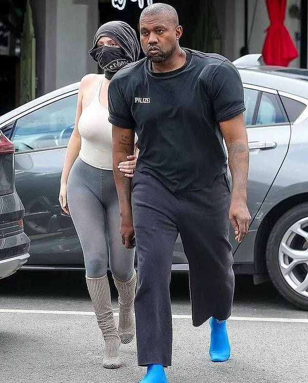 Özellikle de Kanye'nin ayakkabısız sokakta gezdiği anlarla birlikte Bianca'nın transparan tulumları sürekli gündem oluyor.