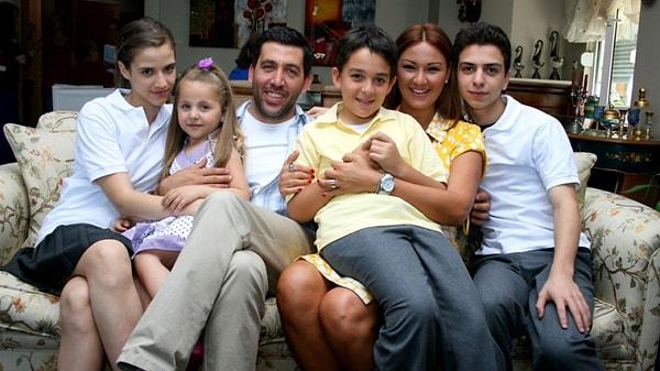 'Aile Reisi' gibi meşhur dizilerde rol alan Emre Kınay, şu sıralar yaz sezonunda yayınlanmaya başlayan Dönence dizisinde başrol Cem olarak karşımıza çıkıyor.