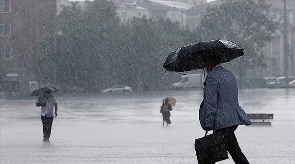 Bugün akşam saatlerinden itibaren İstanbul'un kuzey kesimlerinde sağanak yağmur başladı.