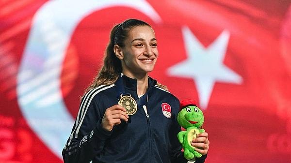 2023 Avrupa Oyunları'nda tarih yazan Türk kadınlarından biri de hiç şüphesiz Buse Naz Çakıroğlu oldu. Boks kadınlar 50 kilo finalinden şampiyon ünvanıyla ayrıldı.