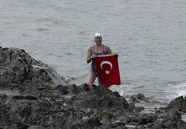 11 saat 48 dakika 19 saniyede yüzerek Kuzey Kanalı'nı geçen ilk Türk kadın olma ünvanını taşıyan Aysu Türkoğlu yüzüşüne Türkiye saati ile 07.44'te Kuzey İrlanda'nın Donaghadee kıyısından başladı.