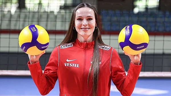 Türk halkının kalbine taht kuran milli voleybolcunun heykelini dikmek için ilk adım İstanbul Fenerbahçeliler Derneği'nden geldi.