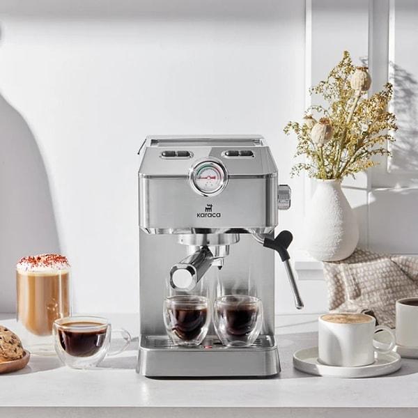 14. Evinizi Starbucks şubesine çevirecek olan süt köpürtücülü capuccino, latte ve daha fazlasını yapabilen espresso makinesi.