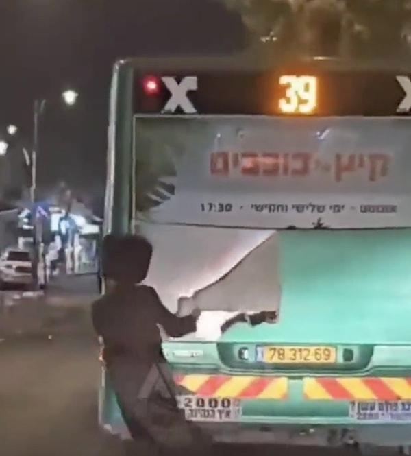 Kadın fotoğrafının yer aldığı reklama yönelik eylem yapan kişi hareket halindeki otobüse saldırdı.