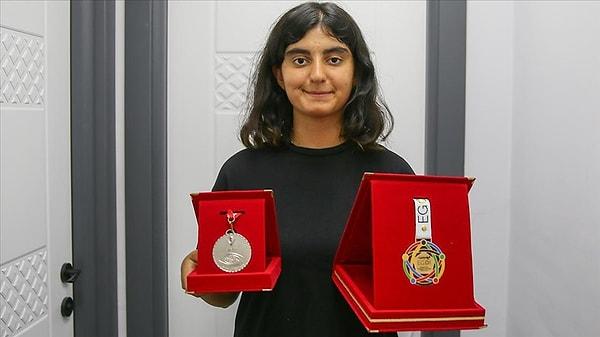 Duru Özer, geçen yıl olduğu gibi bu yıl da 3. Avrupa Kızlar Bilgisayar Olimpiyatı'nda altın madalyanın sahibi oldu. Kahramanmaraş'ta depremini yaşayan genç kız en özel şekilde temsil etmeyi sürdürüyor.