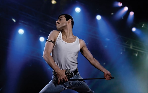 Grubun vokalisti Freddie Mercury ise kendine has tarzıyla dönemin en cesur insanları arasında gösteriliyordu.