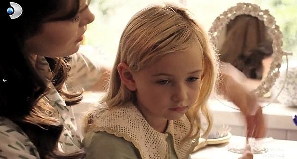 Cemre'ye hayat veren yeni küçük oyuncumuzun adı Lena Naz Kalaycı. 6 yaşındaki Lena Naz, daha önce birçok reklam filminde yer almış ama Dilek Taşı ilk uzun metrajlı dizi deneyimi.
