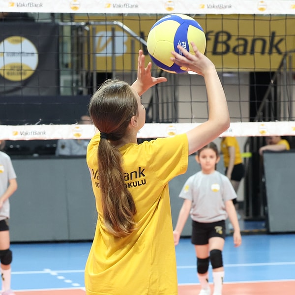 Twitter'dan yapılan duyuruda, "VakıfBank Spor Kulübü’nün dünyanın en iyi voleybolcularını yetiştiren altyapısı, voleybola gönül veren yıldız adaylarını 16 Eylül'deki seçmelere davet ediyor." denildi.