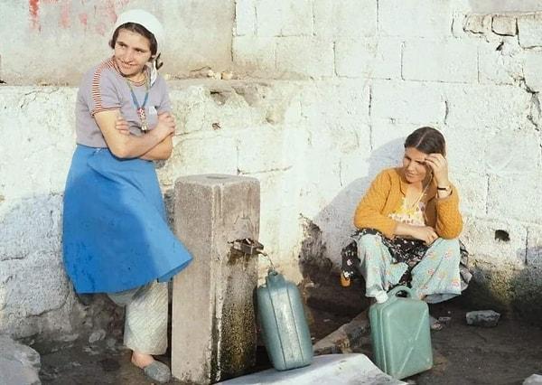 9. Çeşme başında bekleyen kızlar, İstanbul, 1970.