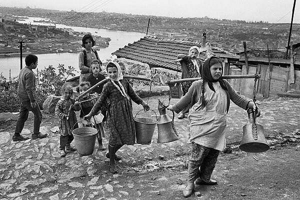 18. Eve su taşıyan küçük kızlar, İstanbul, 1965.