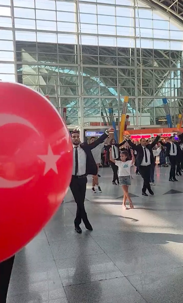 İzleyenler ise alkışlarla ve Türk bayraklarıyla eşlik edince ortaya muhteşem bir görüntü çıktı.