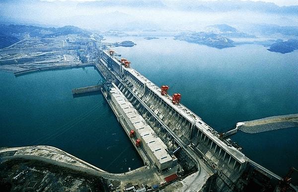 2003 yılında tamamlanan Üç Boğaz Barajı, bugün dünyanın en büyük hidroelektrik barajıdır.