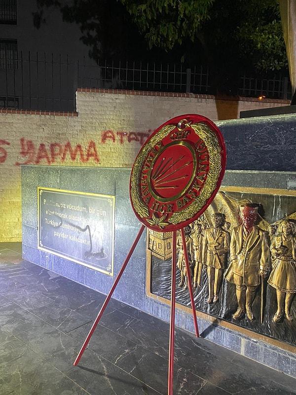 Anıtın duvarlarına sprey boya kullanılarak "Boş Yapma Atatürk" ve “G.. Atatürk" şeklinde hakaret içeren yazılar yazıldı.