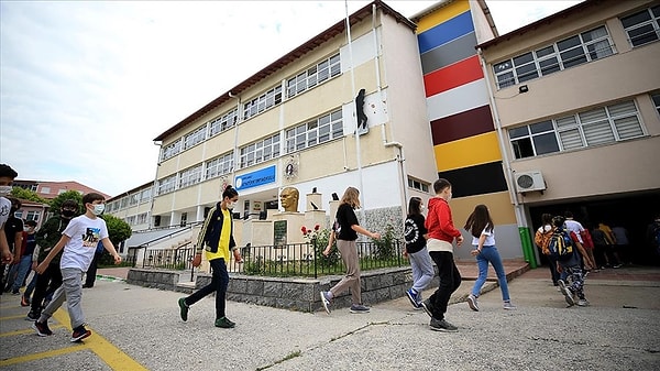 Devamsızlık süresi özürsüz 10 günü, toplamda 30 günü aşan öğrenciler, sınıf tekrarı yapacak.