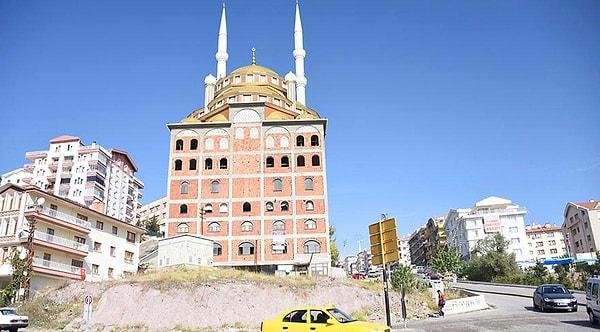 Hatırlarsanız geçtiğimiz yıllarda Ankara'da bulunan bu apartman üstü camisi ile işler boyut atlamıştı.