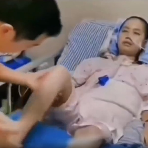 O görüntüde felç geçiren bir kadın ve o kadına sarılarak ağlayan bir çocuk görülüyor... Görüntülerin devamında ise felç geçiren eşi ile ilgilienen, onu mutlu etmeye çalışan ve sağlığına kavuşması için çabalayan bir koca görülüyor.