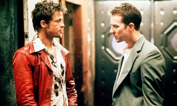 İsmi açıklanmayan bir beyaz yakalının, Tyler Durden ile olan karşılaşması sonrası yaşadığı dönüşümü ve kurdukları kulübü anlatan bu film, başrollerinde Edward Norton ve Brad Pitt'i barındırıyor.