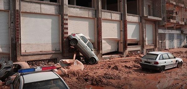 Ebu Zeribe, AlHadath televizyonuna yaptığı açıklamada, Derne kentinde şiddetli yağışlar nedeniyle hayatını kaybeden 2000'den fazla kişinin cesedinin bulunduğunu, kayıp kişi sayısının ise 7 bine ulaştığını belirtti.