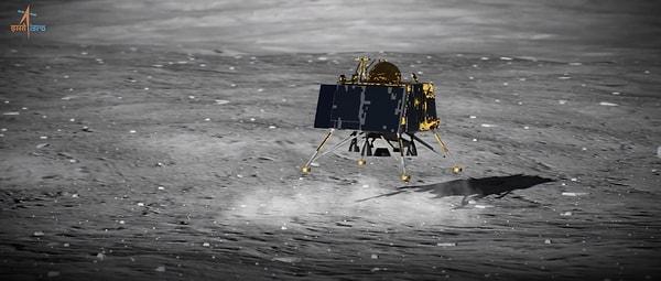 Hindistan'ın ilk ay uzay sondası olan Chandrayaan-1 fırlatıldı ve daha sonra Ay'ın atmosferinde su buldu.