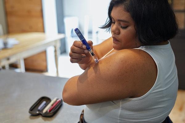 Obezite tip 2 diyabet gelişimde büyük bir faktör olarak bulunuyor. Obez bireyler, normal kilodaki bireylere kıyasla diyabet olmaya daha yatkın olduğu kanıtlanmış bir gerçektir.