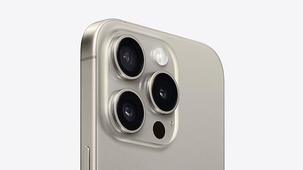 Kamera boyutunda ise iPhone 15 Pro modelinin bizleri pek de heyecanlandırdığını söyleyemeyiz. Zira yeni telefon, Sony imzalı 48 MP, 13.4 MP ve 12.7 MP'lik üç sensörden oluşan arka kamera kurulumunu aynı şekilde koruyor.