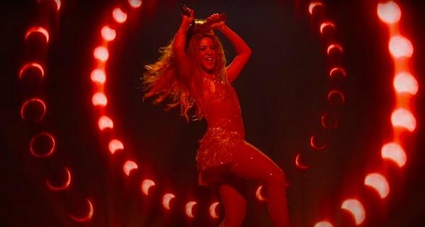 Latin müziği eşliğinde kıvrak hareketlerle dans eden Shakira'nın performansı sırasında adeta alkış tufanı yaşandı!