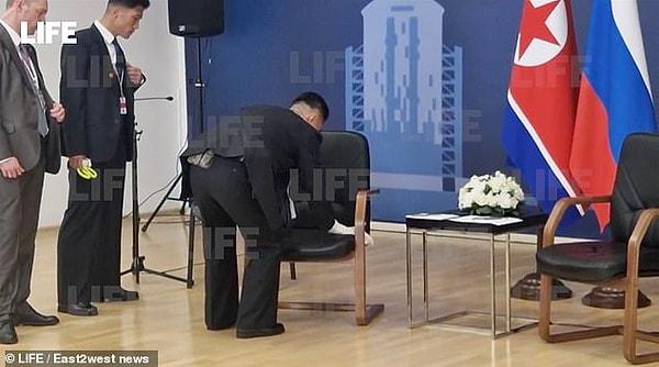 Görüşmede dikkat çeken bir ayrıntı da liderlerin oturacağı koltukların hazırlıklarıydı. Kim Jong-un'un oturacağı koltuk, defalarca kontrol edildi ve liderin ağırlığı nedeniyle çatlamaması için çaba gösterildi.