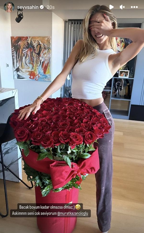 Sevgilisinin gönderdiği çiçeği "Bacak boyum kadar olmazsa olmaz" sözleriyle paylaştı.